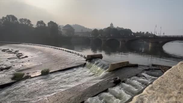 Der Po in Turin mit kleinem Wasserfall an einem sonnigen Tag. Hochwertiges 4k Filmmaterial - Filmmaterial, Video