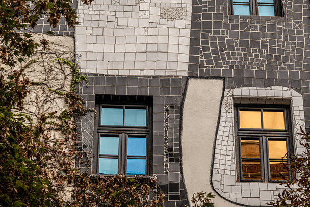 Viena, Austria, 28 de septiembre de 2022, Hundertwasser casa en Viena, Austria. Atracción turística, edificio inusual. Europa viajes. - Foto, imagen