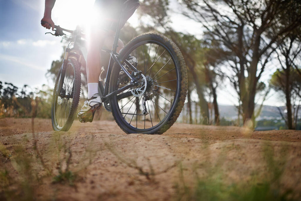 Empurrando-se para novas alturas de fitness. Vista cortada de um homem de bicicleta de montanha na natureza - Foto, Imagem
