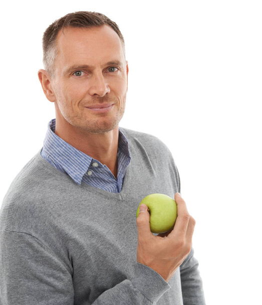 Tele vannak táplálékkal. Stúdió portré egy érett férfi kezében egy alma elszigetelt fehér - Fotó, kép
