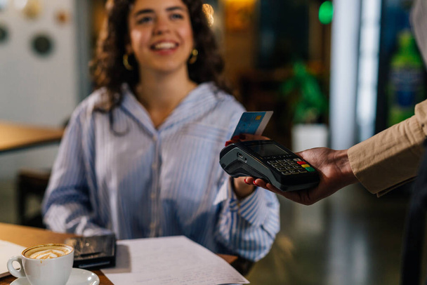 Close up view of paying a bill with a credit card - Φωτογραφία, εικόνα