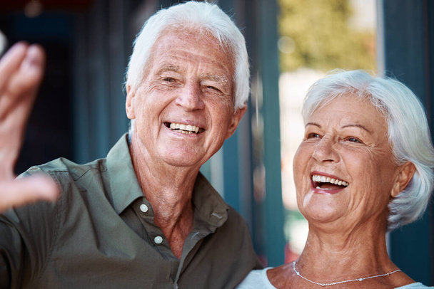 Oud, stel en selfie met een gepensioneerde man en vrouw die lachen en plezier hebben thuis met vreugde. Foto, pensioen en bejaarde man en vrouw nemen samen een foto terwijl ze een hechte relatie hebben. - Foto, afbeelding