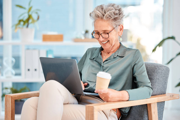 Coffee, laptop and happy business woman networking, reading or typing an email at lunch in office building. Smile, relaxing or senior manager laughing at funny comedy online on 5g internet on a break. - Foto, imagen