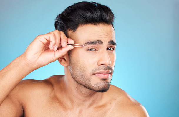 眉の髪、ピンセットや肖像モデルは、脱毛ルーチン、美容グルーミングや眉毛のメンテナンス治療を行う。フェイスクリーニングツール、スパウェルネスサロンやセルフケアバスルーム製品を持つ男. - 写真・画像