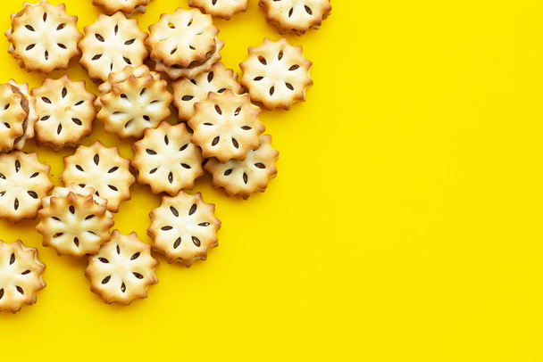 Biscotti all'ananas su fondo giallo. - Foto, immagini