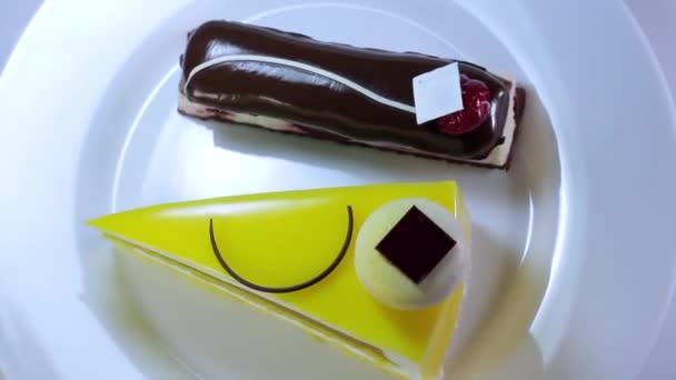 Φωτεινό κέικ στο πιάτο - Πλάνα, βίντεο