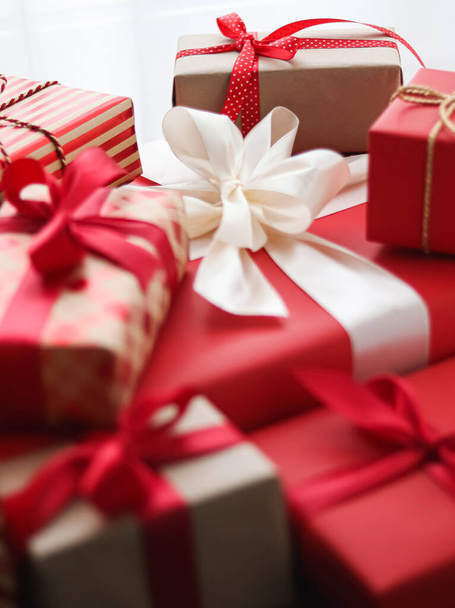 Рождественские подарки, день бокса и традиционные праздничные подарки, классические рождественские подарочные коробки, завернутые роскошные подарки на день рождения, Новый год, День Святого Валентина и праздничная концепция - Фото, изображение