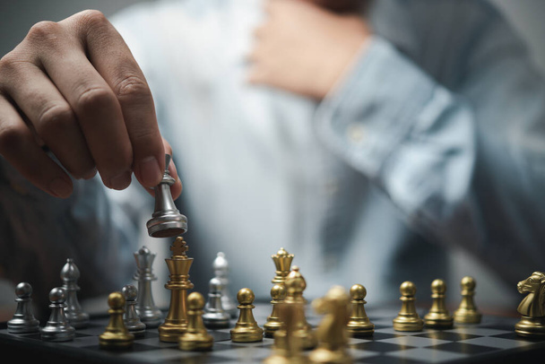 Planification stratégique et objectifs succès idée d'entreprise. Homme d'affaires regardant les échecs à l'échiquier. - Photo, image