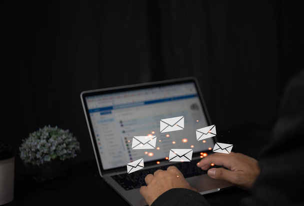 Envoyer des contacts Mail Communication Message de connexion à mailing Letters Concept navigation sur ordinateur.Homme tapant à la main sur le clavier de l'ordinateur portable avec icône d'enveloppe. - Photo, image