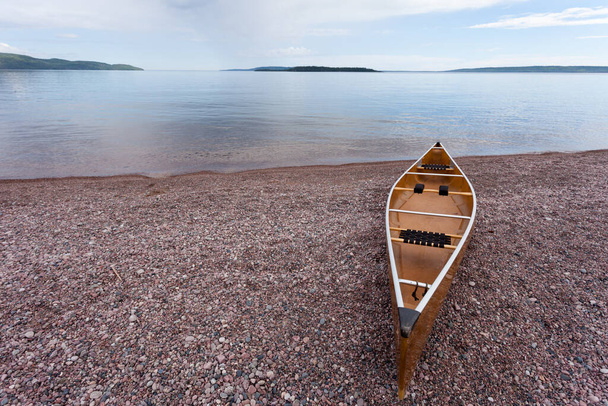Kajak na żwirowym brzegu spokojnego jeziora Superior wody pustyni Ontario, ON, Kanada, gotowy na przygodę podróż na świeżym powietrzu - Zdjęcie, obraz