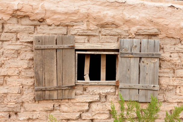 Окно со старыми деревянными ставнями в кирпичной стене возле Тусона, Аризона, штат Аризона, США - Фото, изображение
