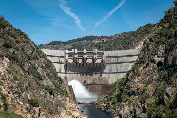 Между горами гидроэлектростанция Фоз Туа на реке Туа в Трас-ос-Монтес, Португалия - Фото, изображение