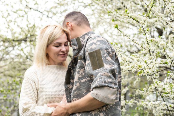 Солдат возз'єднався з дружиною в парку
 - Фото, зображення