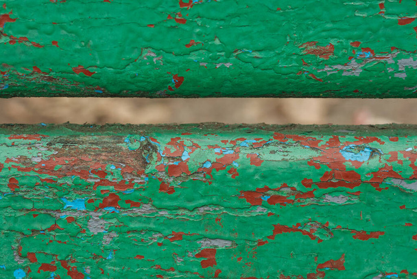 Een oude groene verf met scheuren op een houten ondergrond - Foto, afbeelding