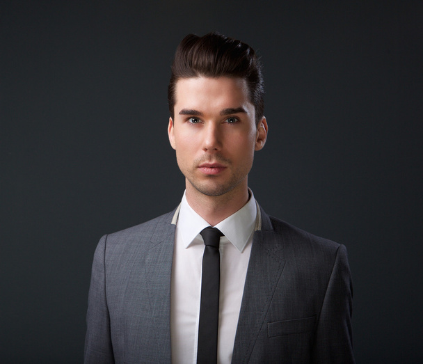 Männermode-Model in grauem Anzug und Krawatte - Foto, Bild