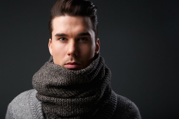 Ragazzo fresco con sciarpa di lana grigia
 - Foto, immagini