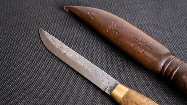 Háttér damaszkuszi acél mintával. Makró lövés damaszkuszi kés textúrával. Damaszkuszi acél eredeti mintával. Damaszkuszi acélszerkezet. - Fotó, kép