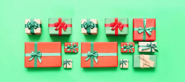 Schöne Weihnachtsgeschenke auf grünem Hintergrund, Ansicht von oben - Foto, Bild