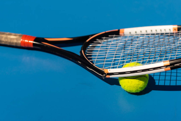 Broken tennis racket on clay tennis court. - Zdjęcie, obraz
