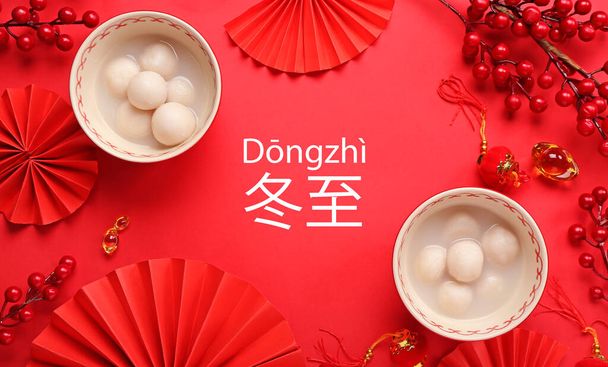Çin Dongzhi festivali (Şarap Gündönümü) için kırmızı arka planda lezzetli tangyuan ile tebrik kartı - Fotoğraf, Görsel