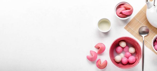 Чаши вкусного танъюань и печенье с предсказаниями на белом фоне с местом для текста. Дунчжи - Фото, изображение