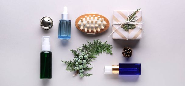 Kompozycja bożonarodzeniowa z produktami kosmetycznymi do zabiegów spa na jasnym tle, widok z góry - Zdjęcie, obraz