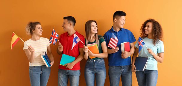 Junge Sprachschüler auf orangefarbenem Hintergrund - Foto, Bild
