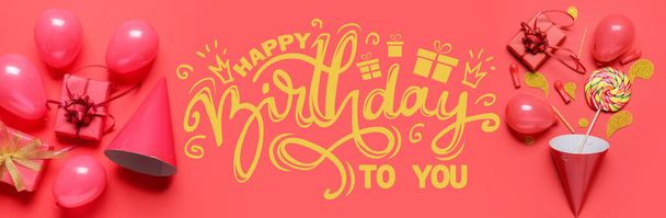 Bannière avec décor de fête, cadeaux et texte HAPPY BIRTHDAY TO YOU sur fond rouge - Photo, image