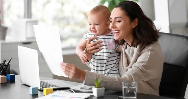 Щаслива робоча мати зі своєю дитиною в офісі
 - Фото, зображення