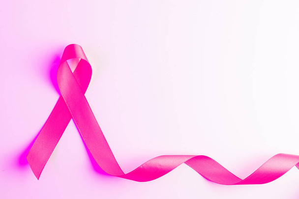 Banner s růžovou stuhou. Zdravotní péče symbol růžová stuha na bílém pozadí. Rakovina prsu žena podporu s kopírovacím prostorem - Fotografie, Obrázek