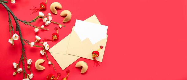 Sobres con tarjeta en blanco y símbolos chinos sobre fondo rojo con espacio para texto. Celebración de Año Nuevo - Foto, imagen