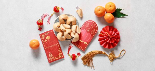 Envelopes vermelhos com símbolos chineses no fundo claro, vista superior - Foto, Imagem