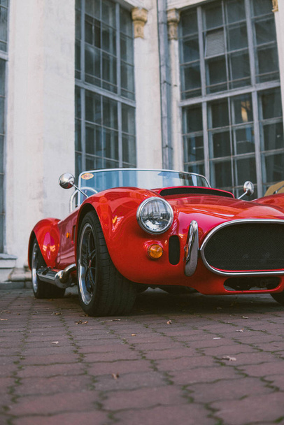 coche vintage rojo en la calle - Foto, imagen