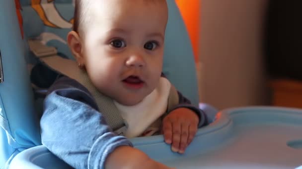 Bambino seduto sulla sedia di alimentazione
 - Filmati, video
