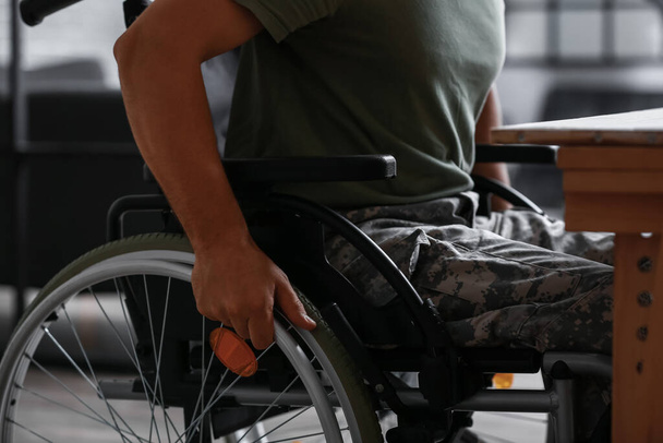 Jovem soldado em cadeira de rodas em casa, close-up - Foto, Imagem