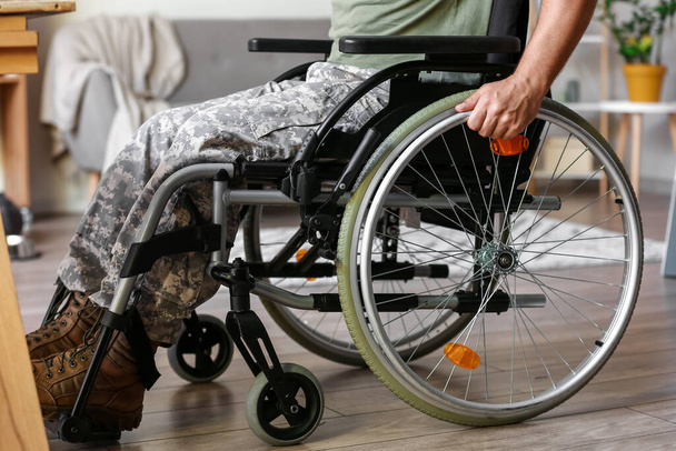Giovane soldato in sedia a rotelle a casa - Foto, immagini