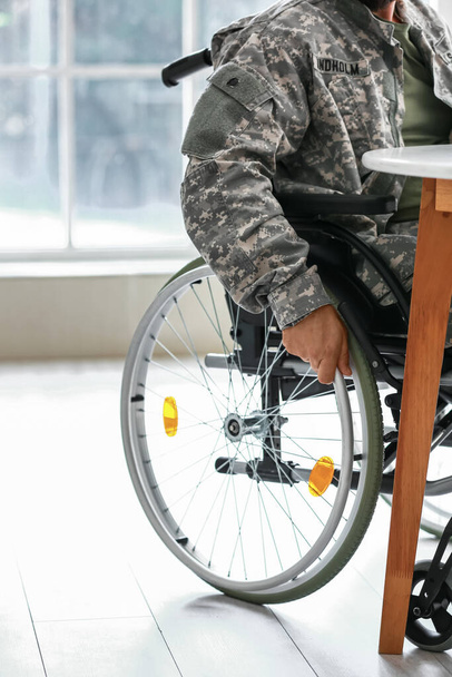 Молодой солдат в инвалидной коляске дома - Фото, изображение