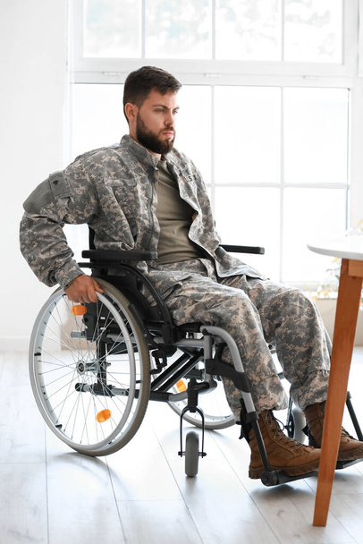 Jovem soldado em cadeira de rodas em casa - Foto, Imagem