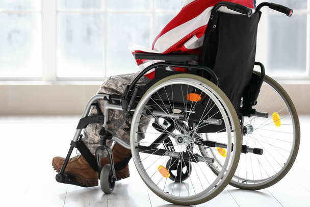 Giovane soldato in sedia a rotelle con bandiera USA a casa - Foto, immagini