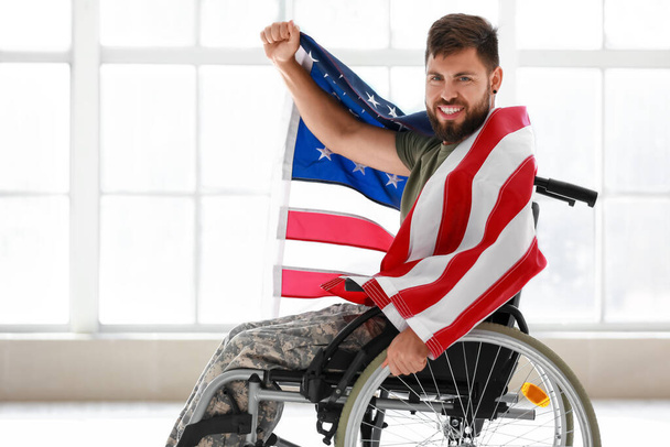 Jonge soldaat in rolstoel met USA vlag thuis - Foto, afbeelding