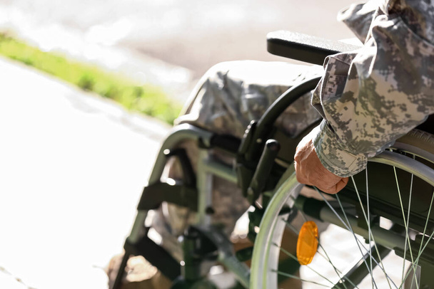Nuori sotilas pyörätuolissa ulkona, lähikuva - Valokuva, kuva