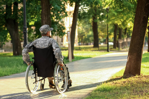 Молодий солдат у інвалідному візку на відкритому повітрі
 - Фото, зображення