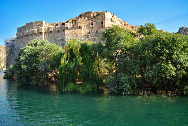 Średniowieczny i późny Rzym datowany zamek zwany Rumkale Riverside of Euphrates w Gaziantep, "selektywny nacisk na kilka wierzby" - Zdjęcie, obraz