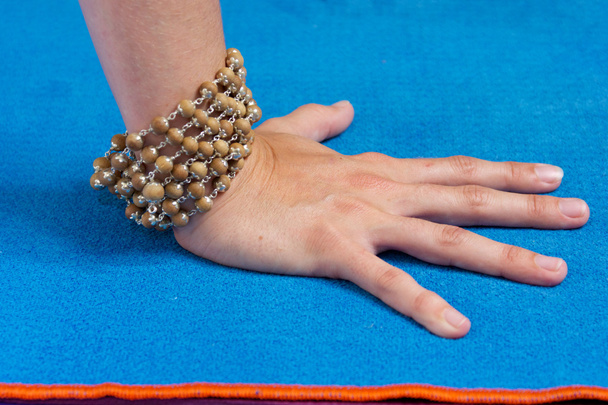 Nahaufnahme der Hand mit Mala-Perlen - Foto, Bild