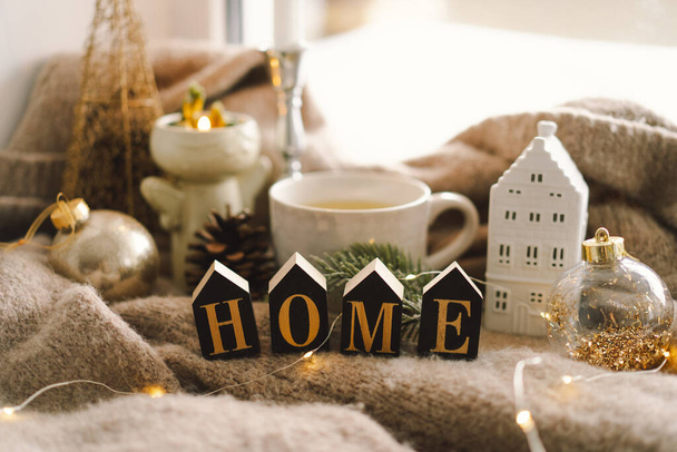 居心地の良い家。クリスマスの構図。熱いお茶、ろうそく、クリスマスの黄金のボールや装飾。いい家だ。ホームコンセプト. - 写真・画像