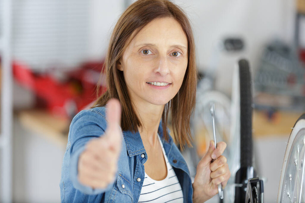 woman bicycle engineer showing thumb-up - Photo, Image