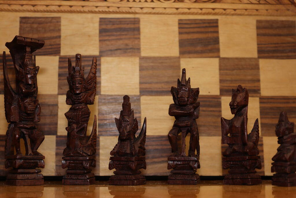 Maya schaakstukken gefotografeerd op een achtergrond met een schaakbord  - Foto, afbeelding