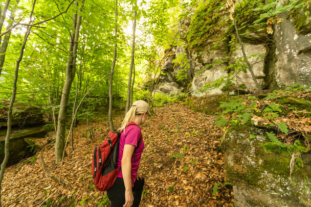 жінка скеля в горі, жінка з рюкзаком на горі
. - Фото, зображення