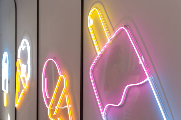 Neon image of ice cream on the wall - Valokuva, kuva