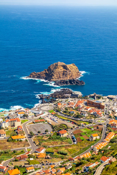 A caminho do lado norte da Madeira, abaixo de Porto Moniz, com fantásticas vistas para o Oceano Atlântico - Madeira - Portugal  - Foto, Imagem